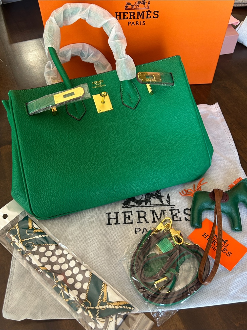 Inspire Style Green Structured Top-Handle Satchel with Gold Hardware - Picture 4 of 8
